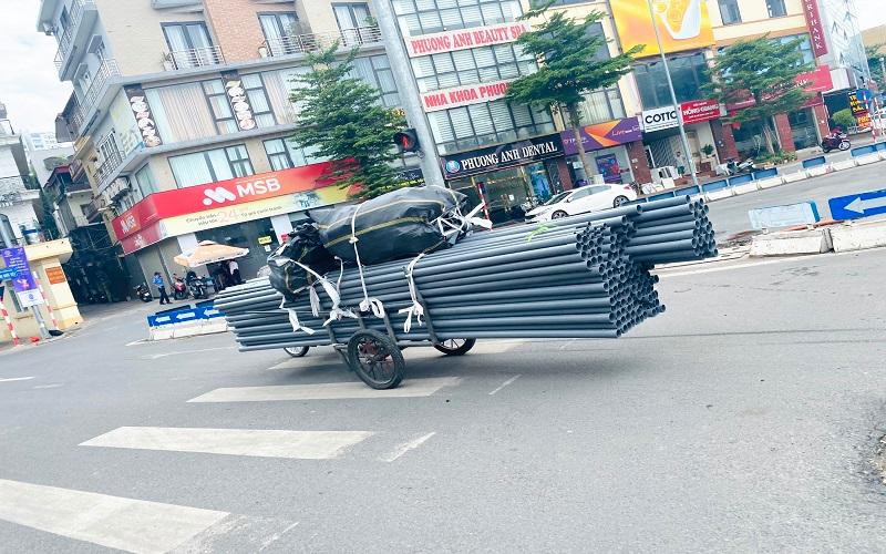 'Rùng mình' xe tự chế chở hàng cồng kềnh trên đường Hà Nội 